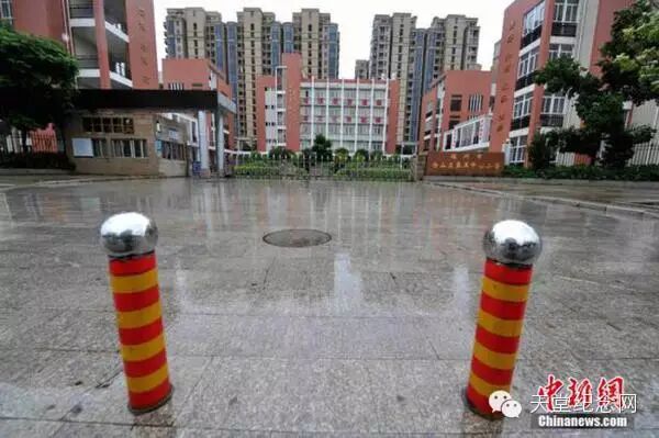 9月29日，受台风影响福州中小学全面停课。当日，今年第21号台风“杜鹃”在福建莆田登陆，台风带来的大风大雨给民众的生产生活带来了极大不便。