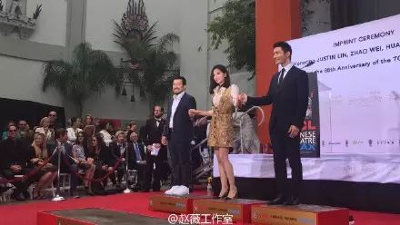 黄晓明丶赵薇在好莱坞星光大道中国剧院门口留下手印