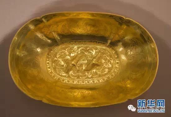 从“黑石号”沉船上打捞起的天鹅团花金碟。新华网 邹峥摄