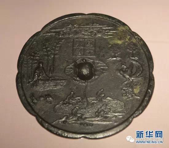 从“黑石号”沉船上打捞起的一面唐代真子飞霜纹铜镜,纹饰内容为俞伯牙弹奏一曲高山流水觅知音的故事。新华网 邹峥摄 从“黑石号”沉船上打捞起的一面唐代真子飞霜纹铜镜,纹饰内容为俞伯牙弹奏一曲高山流水觅知音的故事。新华网 邹峥摄