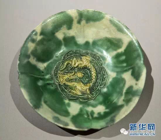 从“黑石号”沉船上打捞起的白釉绿彩龙纹盘。新华网 邹峥摄 从“黑石号”沉船上打捞起的白釉绿彩龙纹盘。新华网 邹峥摄