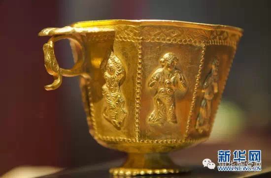 从“黑石号”沉船上打捞起的八棱胡人伎乐金杯——杯面上的舞伎长发飞扬,有胡人之貌。这是在中国境外发现的最重要的唐代金器之一。新华网 邹峥摄