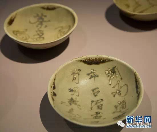 从“黑石号”沉船上打捞起的一面唐代真子飞霜纹铜镜,纹饰内容为俞伯牙弹奏一曲高山流水觅知音的故事。新华网 邹峥摄 从“黑石号”沉船上打捞起的一面唐代真子飞霜纹铜镜,纹饰内容为俞伯牙弹奏一曲高山流水觅知音的故事。新华网 邹峥摄