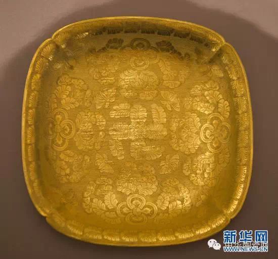 从“黑石号”沉船上打捞起的“卍”字符金碟。新华网 邹峥摄 从“黑石号”沉船上打捞起的“卍”字符金碟。新华网 邹峥摄