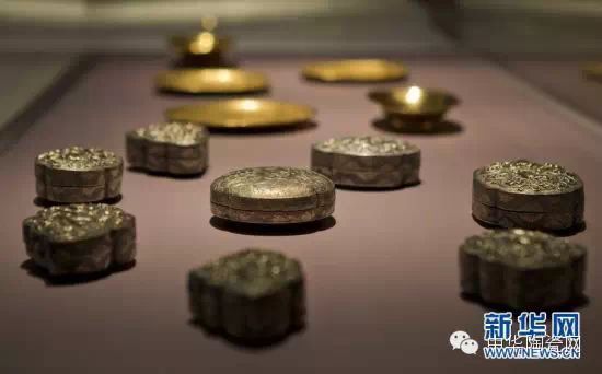 从“黑石号”沉船上打捞起的金银物品。新华网 邹峥摄 从“黑石号”沉船上打捞起的金银物品。新华网 邹峥摄