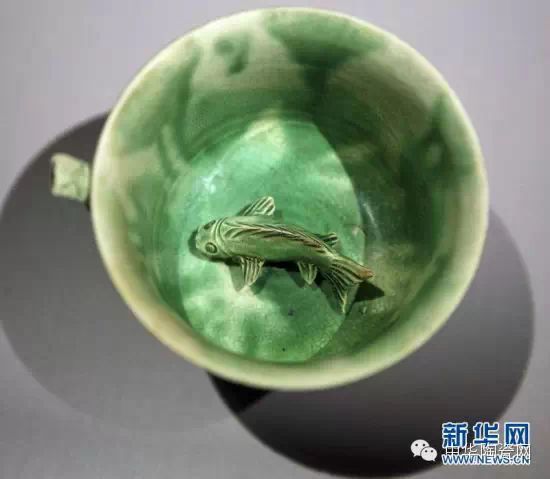 从“黑石号”沉船上打捞起的白釉绿彩鱼底吸杯。新华网 邹峥摄 从“黑石号”沉船上打捞起的白釉绿彩鱼底吸杯。新华网 邹峥摄