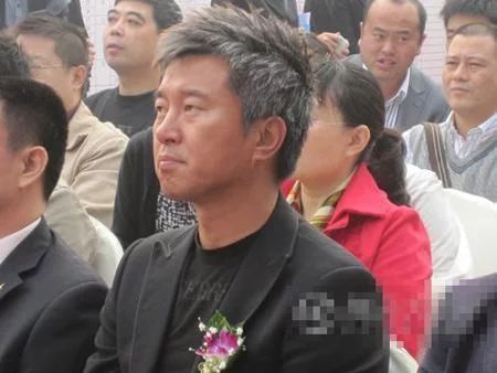 49岁满文军一头白发,与二婚妻子双双入狱,一代天王最后成路人