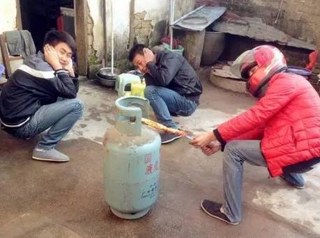 过年一起放鞭炮