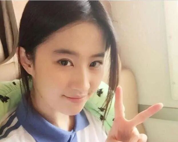 刘亦菲至今为什么没人敢娶,看了这些照片你就知道原因了