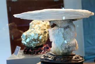 纯天然的方解石“蘑菇”，你可见过？【微亮点】