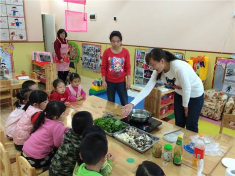 保利园小四班开展“热热闹闹吃火锅”活动-幼师课件网第2张图片