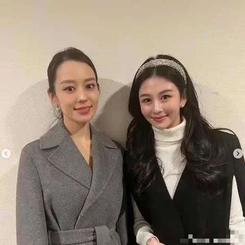 邱淑贞女儿沈月追星郎朗,与吉娜同框比美,穿短裙大秀好身材