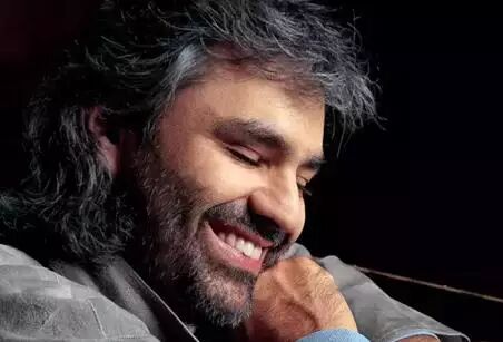 在逆光中飞翔:意大利盲人歌唱家安德烈·波切利