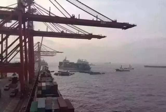 上海外高桥码头货船侧翻，44只集装箱全部打捞出水【康索特关务咨询】