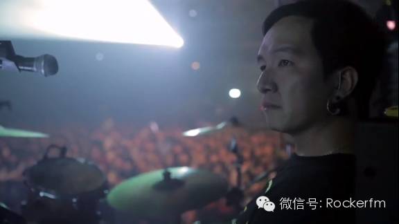 只用了33天，8岁失明的小鼓手开了第一场演唱会，唱哭了现场1000多名陌生观众