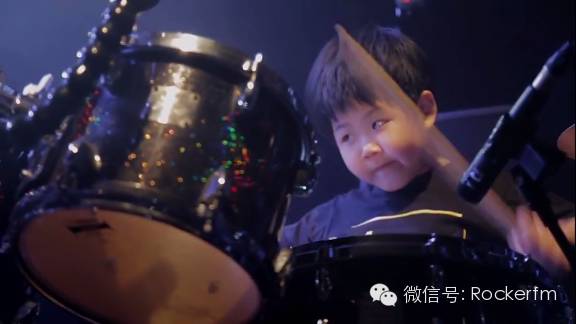 只用了33天，8岁失明的小鼓手开了第一场演唱会，唱哭了现场1000多名陌生观众