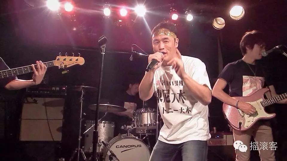 他以“岛国周杰伦”之称在AV界名声大噪，但没人知道他的梦想是成为摇滚巨星