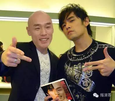 他以“岛国周杰伦”之称在AV界名声大噪，但没人知道他的梦想是成为摇滚巨星
