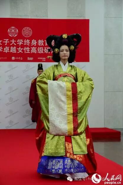 清华大学 梨花女子大学卓越女性高级研修班学员在韩体验韩服秀