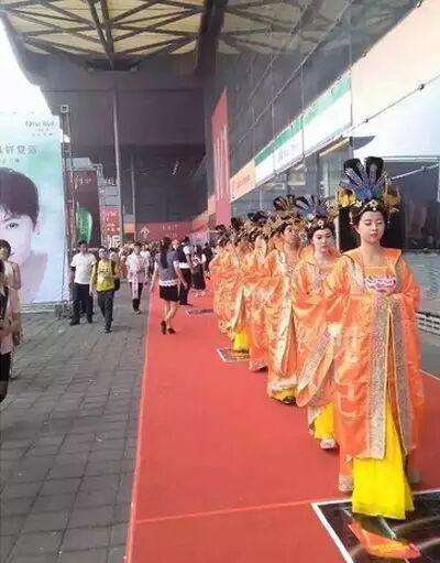 【总裁在线】张建忠和他的靓妃：见证民族的也是世界的品牌！