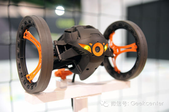 「全球酷玩精选」上蹿下跳的遥控车－Parrot Rolling Spider