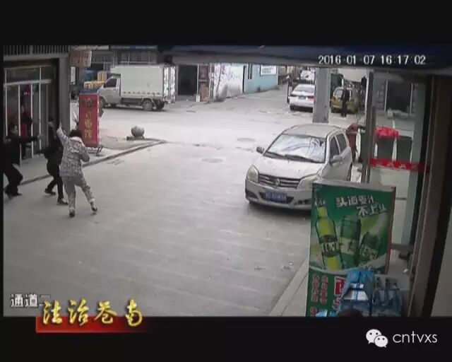 报警引发邻里纠纷 两店主大打出手闹进警局