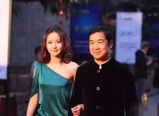 张国立两个女儿,一个整容成功越来越有女人味,另一个嫁十亿富豪!