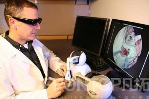 戴上VR头盔,医生就来到你身边看病…… 戴上VR头盔,医生就来到你身边看病……
