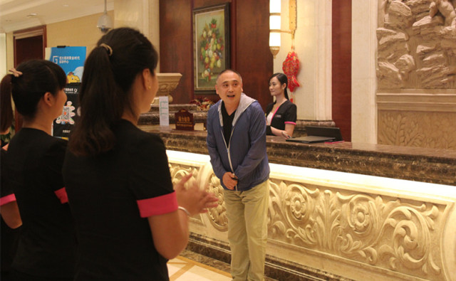 黄金时代健美大赛宣传片摄制组及领导抵达黄金时代健身视察