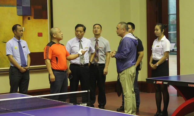 黄金时代健美大赛宣传片摄制组及领导抵达黄金时代健身视察