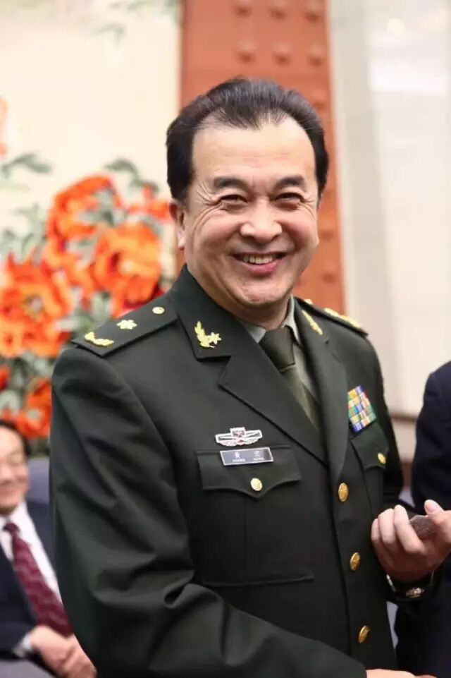 黄宏连续24年上春晚,因贿赂2000万被熟知,貌美娇妻首次曝光