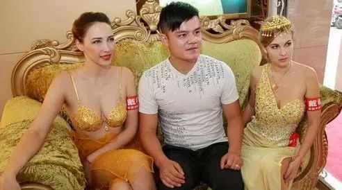 湖北美女穿黄金比基尼走秀 胸罩价值上百万