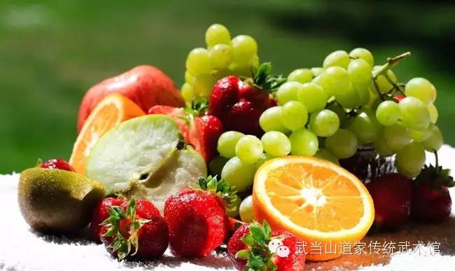 为何老中医总是提醒要少吃水果？告诉你吃水果的真相！