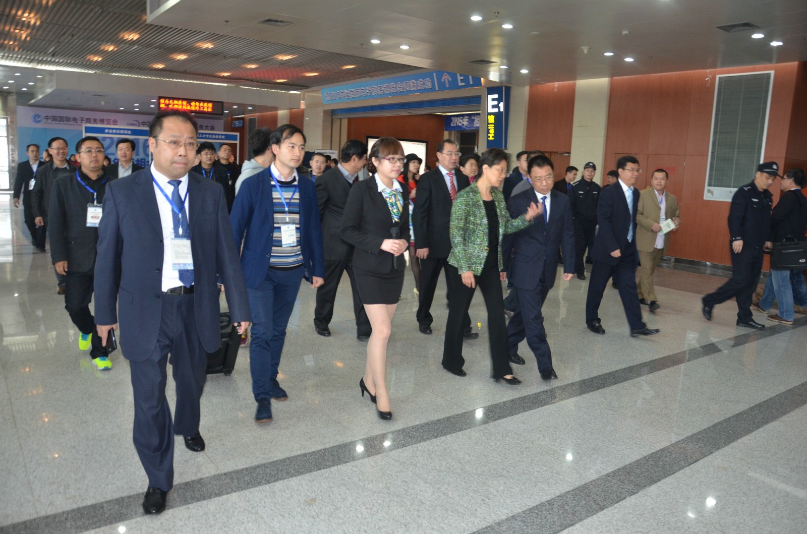 浙江省副 省长参观2015义乌电子商务博览会