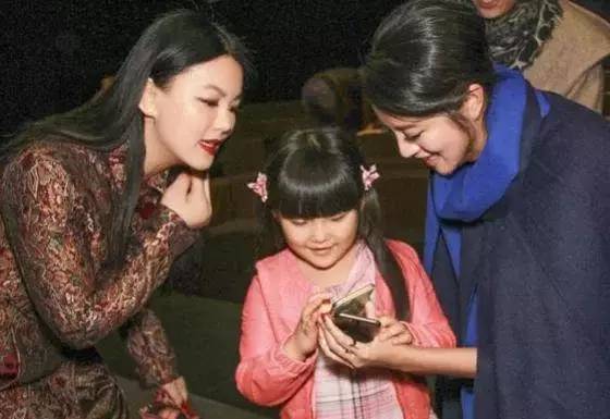 赵薇7岁女儿和李湘8岁女儿,差距一目了然,输的好惨!
