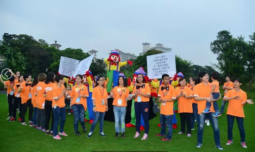 活动正式开始,gymbo队伍所有成员一齐同跳gymbo dance,并进行队形