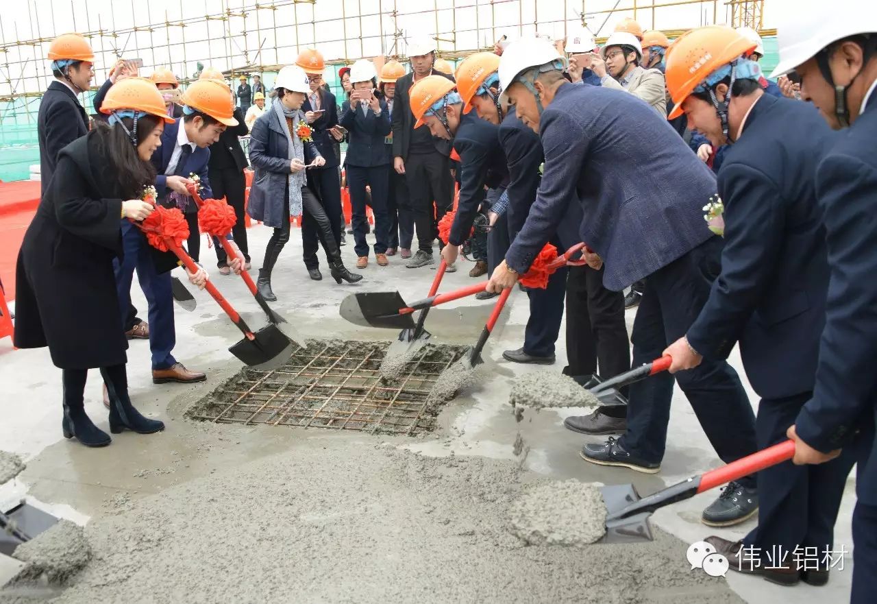 偉業(yè)集團領(lǐng)導(dǎo)班子親自為項目封頂澆筑最后一方混凝土