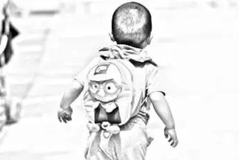 妈妈带着儿子去游玩，一眨眼孩子不见了，当失魂落魄的妈妈疯狂地寻找，结果··· ··· 第2张