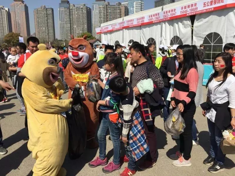 “熊大熊二”马拉松赛后弯腰捡垃圾，市民受感染纷纷帮忙。