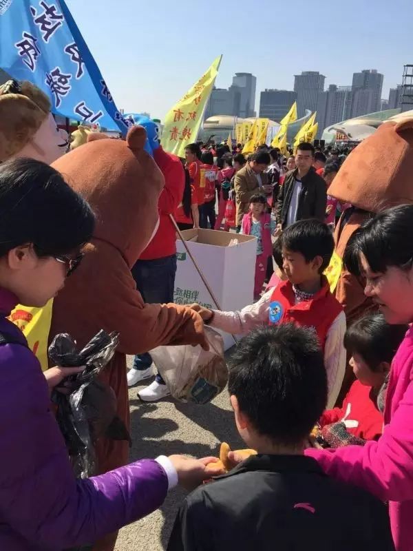 “熊大熊二”马拉松赛后弯腰捡垃圾，市民受感染纷纷帮忙。
