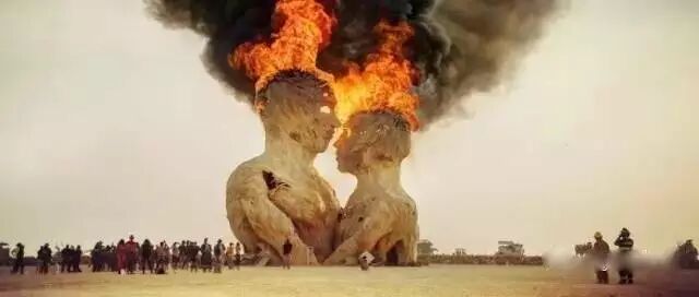 美国火人节雕塑被点燃