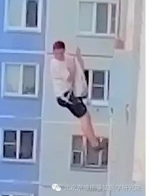 ���ӴӸ�¥�����󰮣�û�뵽Ů��ȴ����ϴ��