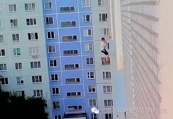 ���ӴӸ�¥�����󰮣�û�뵽Ů��ȴ����ϴ��