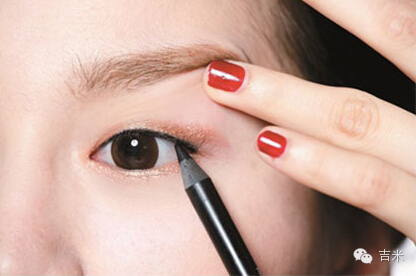 炎热夏日甩掉浓妆 <wbr>可爱眼妆迎来新爽面孔