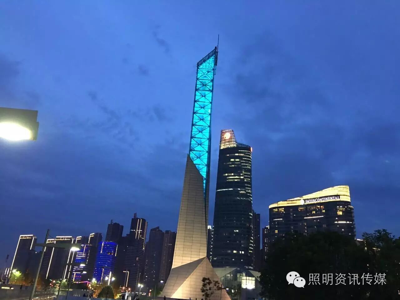 长沙一江两岸夜景今晚“亮相” 建党95周年爱克完美献礼