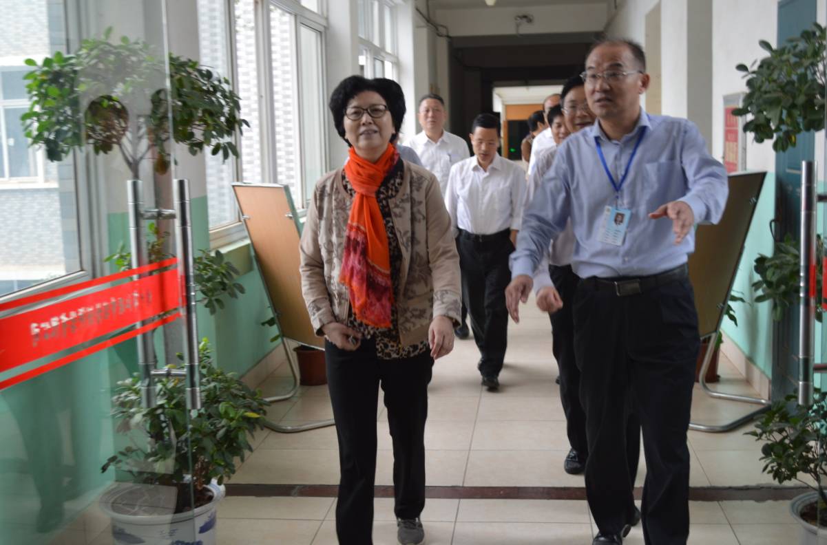 省委教育工委书记黄小华莅临中心视察