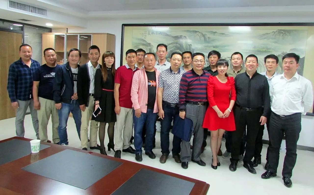 【商会动态】建筑装饰行业座谈会议 促进同行业企业抱团发展——商会分会共办行业联谊活动
