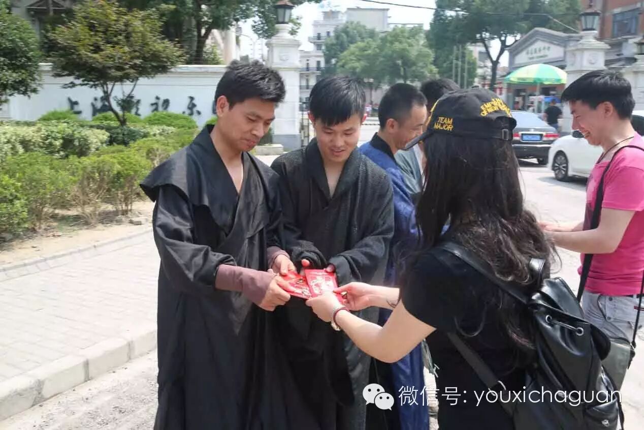 《炫斗三国志》携手王宝强关爱群演送温暖