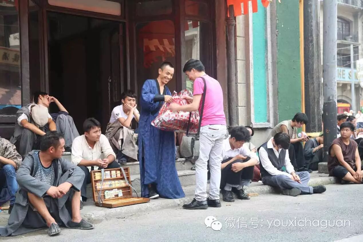 《炫斗三国志》携手王宝强关爱群演送温暖