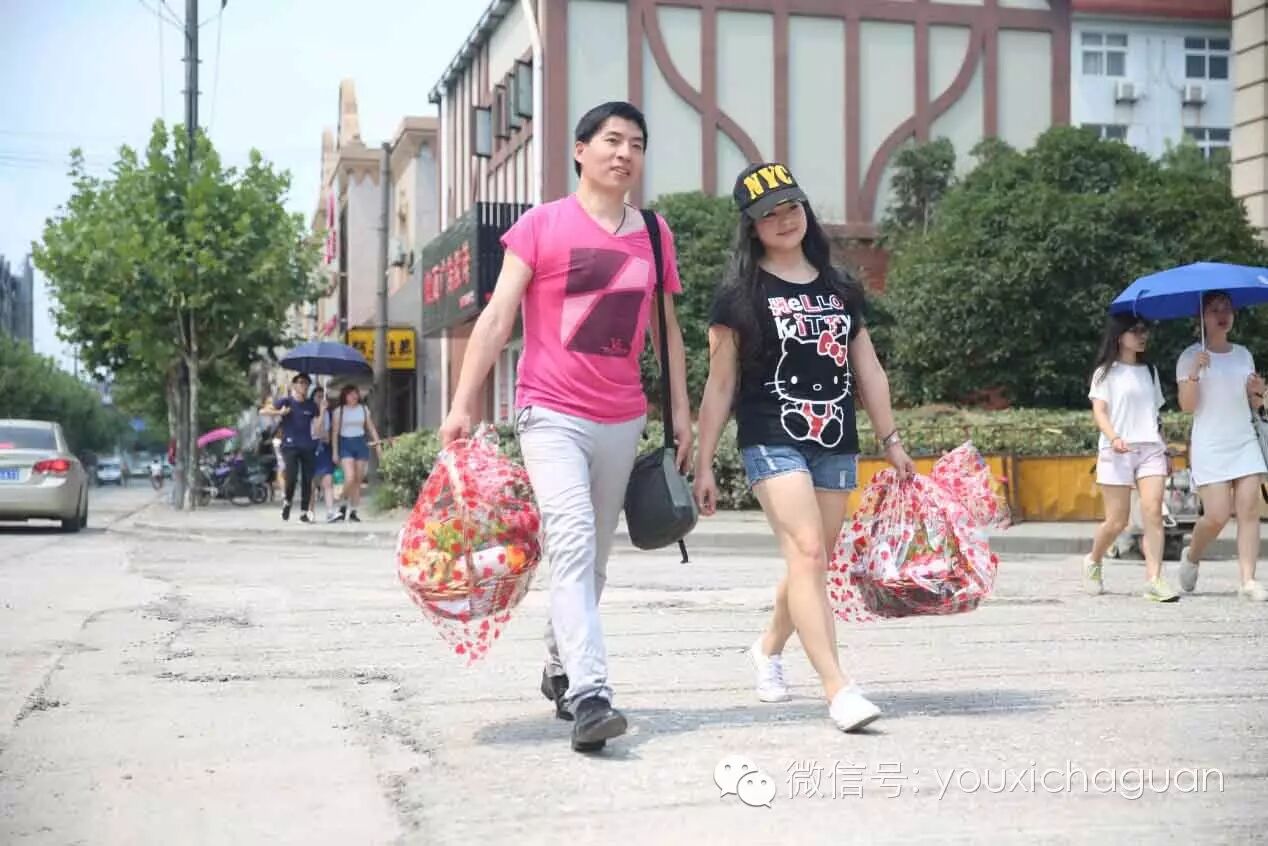 《炫斗三国志》携手王宝强关爱群演送温暖